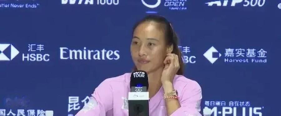 中网对手3比0退赛，郑钦文即时排名重回第49，赛后却说大满贯永远排在世界第一前面
首盘5比3领先，手握发球胜盘局，却被对手回破，抢七4比7丢掉第一盘。这是郑钦文在中网次轮面对卡林斯卡娅时交出的开局答卷。一个发球胜盘局都拿不下，现场观众席上已经有球迷开始焦虑地刷手机了。
但谁也没想到，第二盘她像换了一