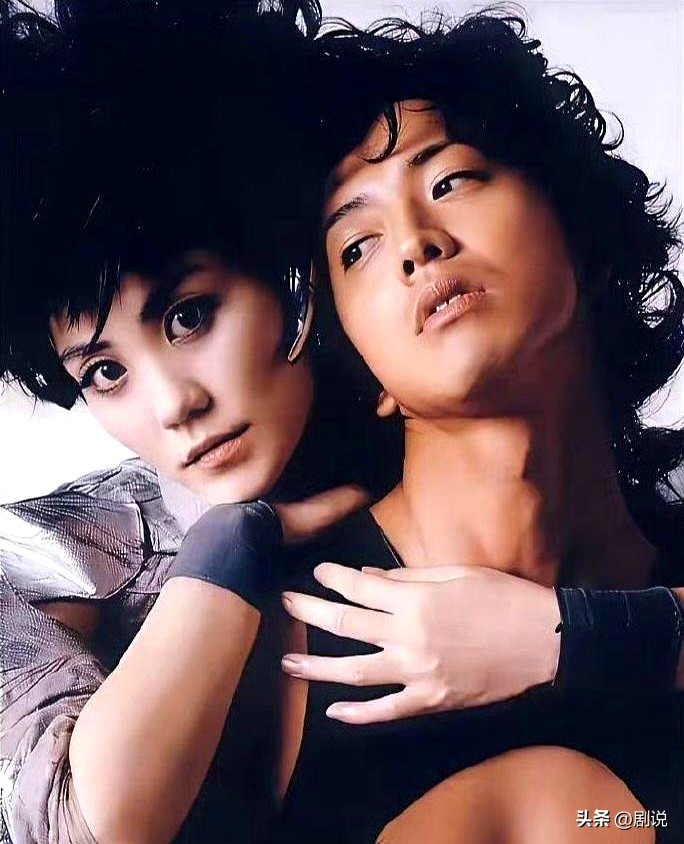 搂完木村拓哉又被梁朝伟搂着，王菲这组宣传照搁现在怕是要被粉丝撕上热搜。
那个年代的明星拍海报，哪有什么安全距离和公关预案，肢体语言大胆得让今天的流量们望尘莫及。

说白了，那时候的艺人就是活生生的人，镜头前嬉笑怒骂都是真性情，不像现在，海报上连根头发丝都得经过工作室层层审批。

回头看看现在这些精修