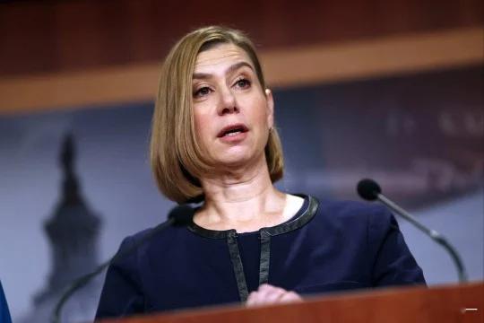 美国共和党参议员伯尼·莫雷诺和民主党参议员埃莉萨·斯洛特金主张在美国永久立法禁止中国汽车进入美国市场。二人周四同意将其利用快速程序争取参议院批准的计划推迟到下周，以寻求一名唯一反对者——共和党参议员兰德·保罗的支持。图片来源于网络 ​​​