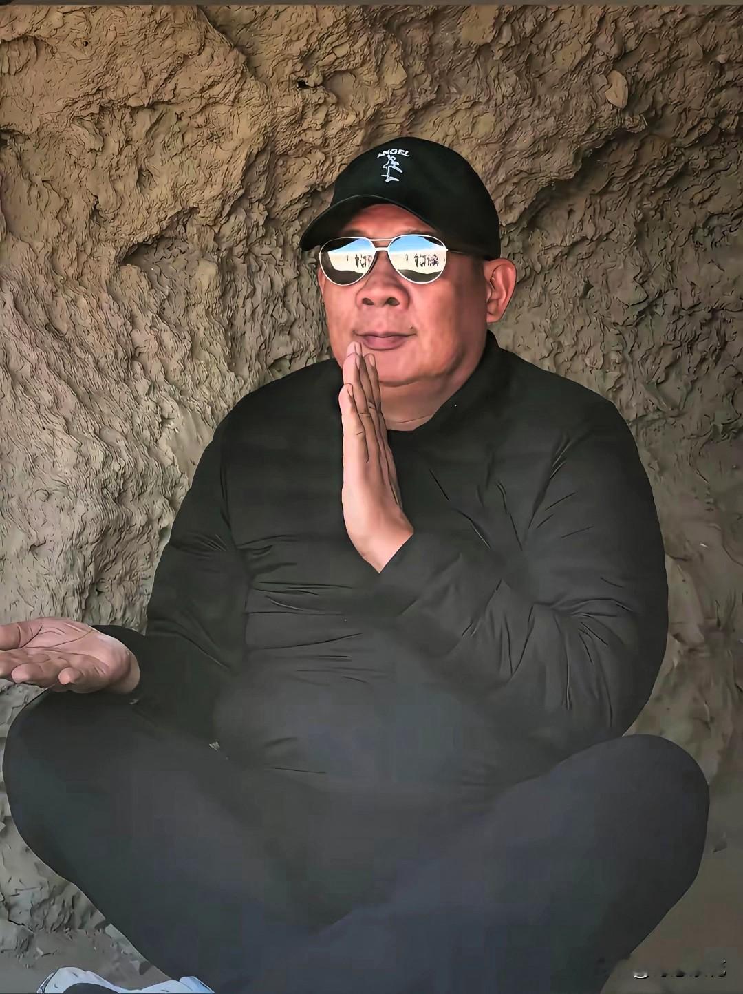 最近全网都在热议于东来力挺韩红，寥寥几句暖心发声，收获无数点赞。可在全网喧嚣的声援里，我却看懂了全程沉默的李亚鹏，藏着成年人最通透、最难得的格局。
 
这两人对待公益舆论的两种态度，没有对错之分，却完美道出了娱乐圈公益圈最真实的生存法则。
 
于东来的做法坦荡热烈。看不惯实干者被非议、被抹黑，就主动