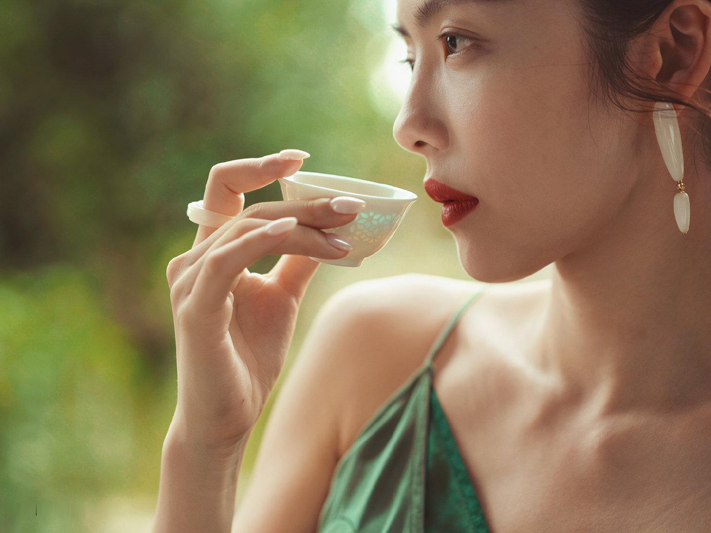 芭莎这组江南日暮真的很适合蔡文静。乌篷、流水、暮色与远山，人在其中，像走进了一幅慢慢铺开的水墨画。🍃 ​