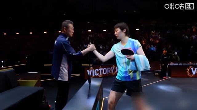 4-1拿下张本美和，马琳脸上却一点笑模样都没有。
不是不满意，是下一轮才真要命。王曼昱决赛打佐藤瞳，削球手。她上一次碰佐藤瞳，输了。
看台上马琳那表情，跟提前知道考卷最难一道题似的。王曼昱自己赛后也撂了实话：上次输了，这回不惜余力，把最后的能量都发挥出来。
三连胜张本美和，是实力。打削球，是另