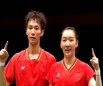 男单首轮打包回家，女单连决赛门槛都没摸到。国羽遮羞布彻底被扯下，24年来最惨一战来了。

全场打完，只靠蒋振邦和魏雅欣拼下混双冠军保住最后一点颜面。

陈雨菲和石宇奇还在场上硬撑，体力条肉眼可见见底，中生代李诗沣单核带队步履维艰。往替补席扫一眼，连个拔尖的新面孔都没有。

吃老本的日子到头了。现在不