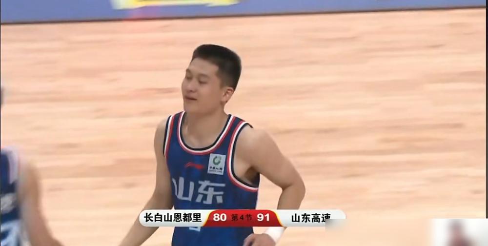 山东男篮这波清洗，直接把家底翻了个个儿。新赛季注册名单16人里有9位新援，几乎换了一半人。这种幅度在CBA很少见，邱彪这是在用大换血来重塑球队基因。

我看这不是盲目折腾，而是精准的战术重组。王岚嵚来了之后，后场组织不再依赖高诗岩单打，祝铭震补上了锋线3D的短板，杨文学也让内线轮换有了底气。这套班底