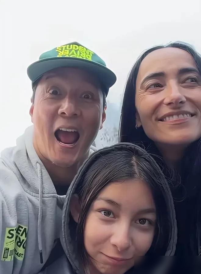 素颜往镜头前一坐，细纹雀斑全露着，混血名模Lisa S复出了。
评论区立马有人酸，老了，垮了，是不是家里没钱了才出来捞金。她只回了四个字母：NOPE。
吴彦祖紧跟着留了一句：I still remember you。没解释，没护短，就这一句，狠过所有公关稿。
当年港圈最靓的一对，她为他退了十年