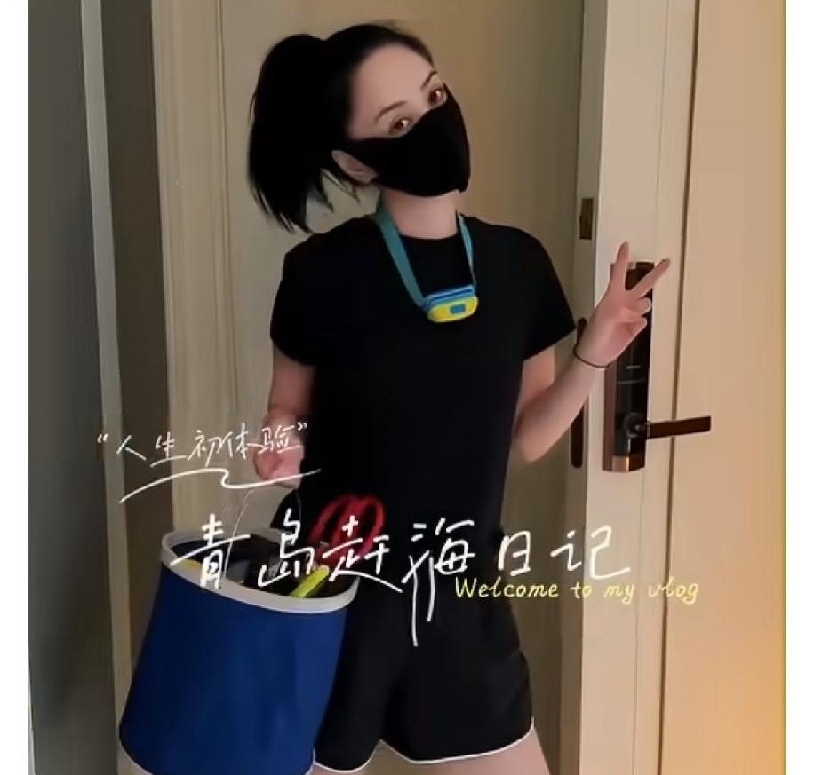 晚上九点不睡觉，跑去青岛滩涂蹲海星？9月17日，阿娇一段赶海vlog冲上热搜。

她举着手电，踩在湿滑礁石边，小螃蟹横着跑，海星贴在石头上。抓起来看看，又小心放回海里，玩到深夜，像小时候去海边捡宝。

很多人认识她，是从Twins开始。这些年她站在过聚光灯下，也被舆论推着走过不少难处。可这次热搜里，