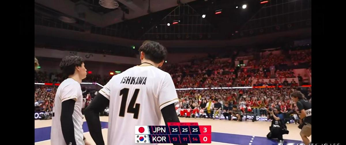 最不想看到的结局，还是来了！
男排亚锦赛半决赛，日本男排以3:0横扫韩国，三局比分25-13、25-11、25-14，全程只用了70分钟，韩国队三局得分全都没超过14-1。随后决赛，日本又以3:0拿下伊朗，三局比分25-21、26-24、25-23，成功卫冕，顺手把2028年洛杉矶奥运会的直通门票揣