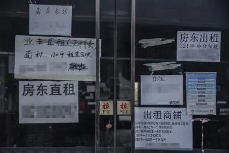 扎心了！县城商铺倒闭潮，远比我们想象中的更加惨烈……

很多人厌倦大城市的内卷，会把回老家开店当成一条退路。

不少人听过下沉市场潜力巨大的说法，觉得县城房租低、竞争小，创业更容易赚到钱。

可现实当中，大量返乡创业者栽在了县城的街道上。

傍晚的县城步行街，不少门店大门紧锁，玻璃上贴着褪色的转让告