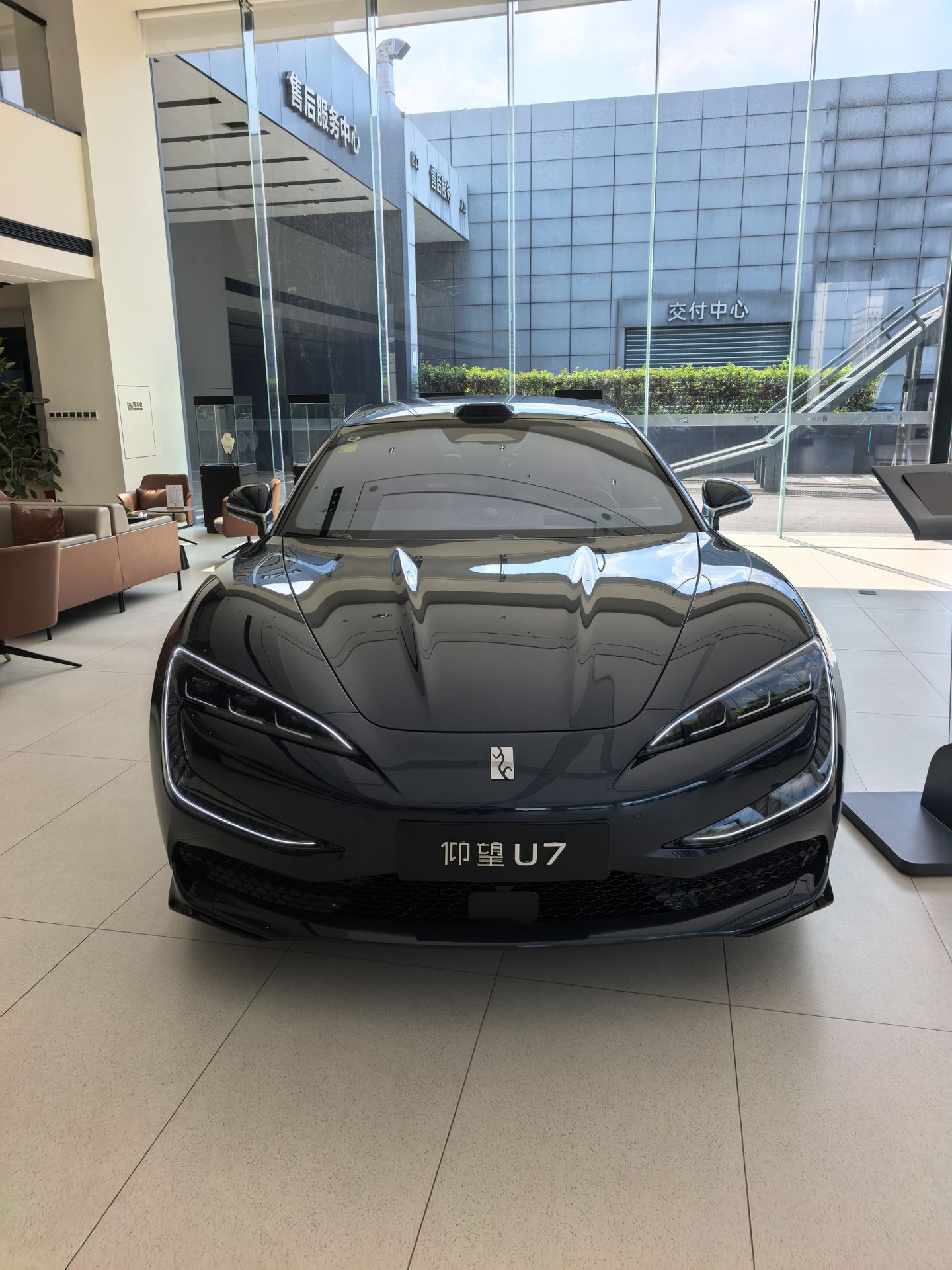 想入手一台国产高性能电车，预约试驾仰望U7，试驾时长一个半小时，走城市道路体验综合表现。
加速表现充足，动力输出平顺，容易掌控，不会很难驾驭。车身稳定性不错，快速变道的时候不会晃。车内隔音在匀速行驶时表现尚可。
前排储物槽可以放手机和水杯，日常小件勉强够用。灯光照明效果不错，夜间行驶视野有保障。
我