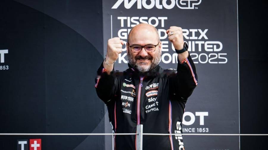 阿普利亚技术总监Fabiano Sterlacchini谈人工智能：“我完全不用它”。

从2027年起，MotoGP将采用850cc发动机。阿普利亚技术总监法比亚诺·斯泰拉克尼（Fabiano Sterlacchini）解释了为什么发动机变得越来越重要，以及为什么他们远落后于一级方程式赛车（F1）。

———

当2027年MotoGP发动机排量从1, ​