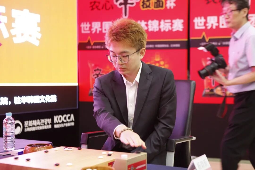 第28届农心杯世界团体赛今天第四局开打，三连胜的杨鼎新将迎来持外卡参赛的卞相壹。