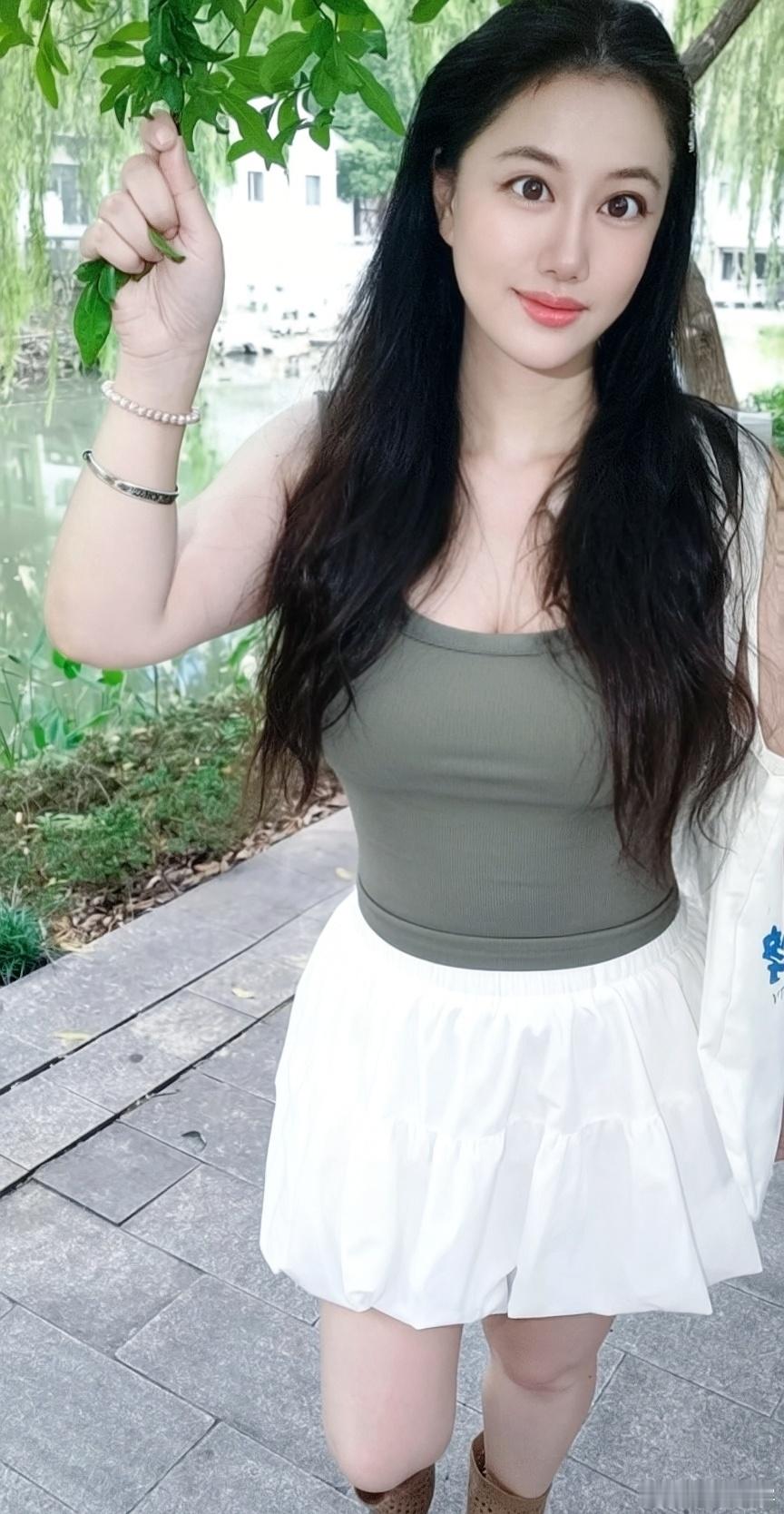 这一天。
先是关于在婚外情中要不要留住宝宝，以及宝宝的未来安排，迷茫抑郁焦虑的来访。
再是一个被男友分手，但自己又不想放弃，极度狂躁的来访。#原创# 
第3个，11年的姐弟恋修成正果，得到弟弟家里的认可，这个还是一个挺好的消息。#恋爱# 
第4个原生家庭极度匮乏，自己一直在修复童年的创伤。
其 ​