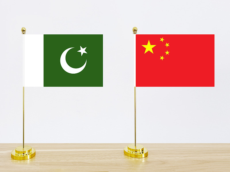 巴铁又一次硬核力挺中国！巴基斯坦明确对台湾地区航司关闭本国领空，只允许大陆航司通行，坚定践行一个中国原则 。
 
台湾是中国领土不可分割的一部分，这不是一句口号，而是国际共识。中华航空、长荣航空原本多条亚欧航线依赖巴空域，如今只能被迫改道，航程拉长、燃油成本上升 。
 
空中领空主权，是国家主权的延