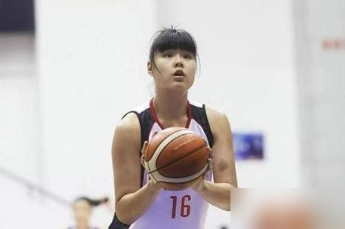 61比90，女篮输给法国29分，赛后韩旭在混采区说的那几句话，信息量太大了。记者问张子宇怎么用，她话只说了一半：想利用好子宇，守联防的时候。。后半句她咽下去了。
翻完整采访才看见她的真话：防守篮板球做不好，张子宇上去就是送分。她还补了句更扎心的，子宇在欧美强队面前没有绝对身高优势，对面马隆加又高又