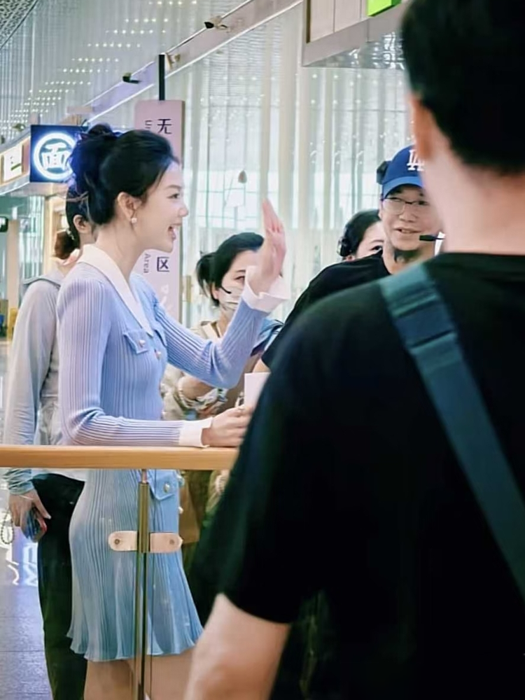 冯禧被偶遇录节目，脸是淡的，活儿是狠的。
大四就拿下《主播有新人》综艺赛道总冠军，大学期间还攥着全国大学生主持大赛冠军。中传播音系科班，吐字干净，声音不飘。
跟何炅搭《你好，星期六》，会接话，不抢戏，该收就收。评委拿身高说事，她一句心理高度老师比我高很多，四两拨千斤。
刚跟许嵩新婚，转头就泡在