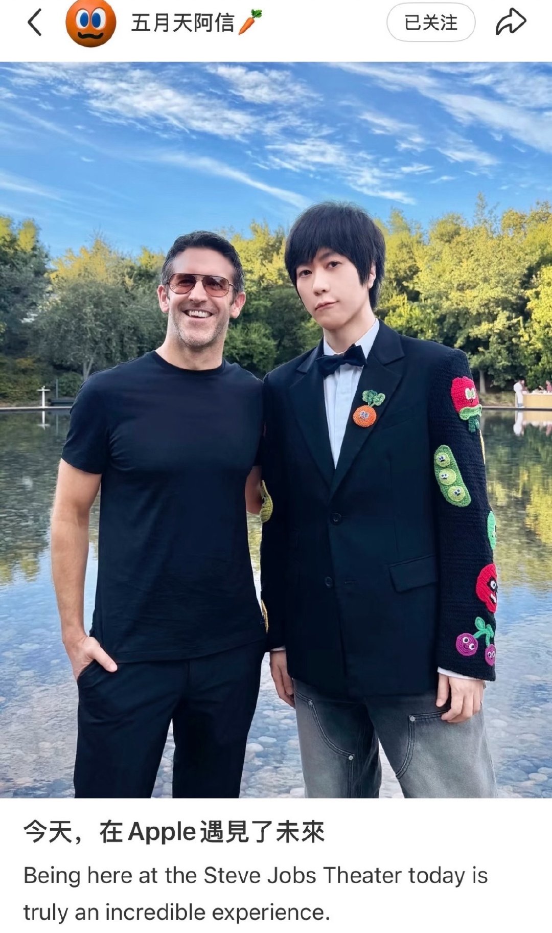 在五月天阿信社交平台，看到他和苹果新CEO约翰・特努斯的合影，你能相信这两人都是1975 年出生吗？相差不到 7 个月而已。 ​