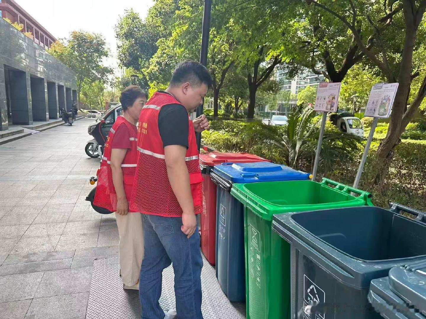 9月15日，华溪社区工作人员对社区内垃圾分类情况进行检查。 ​