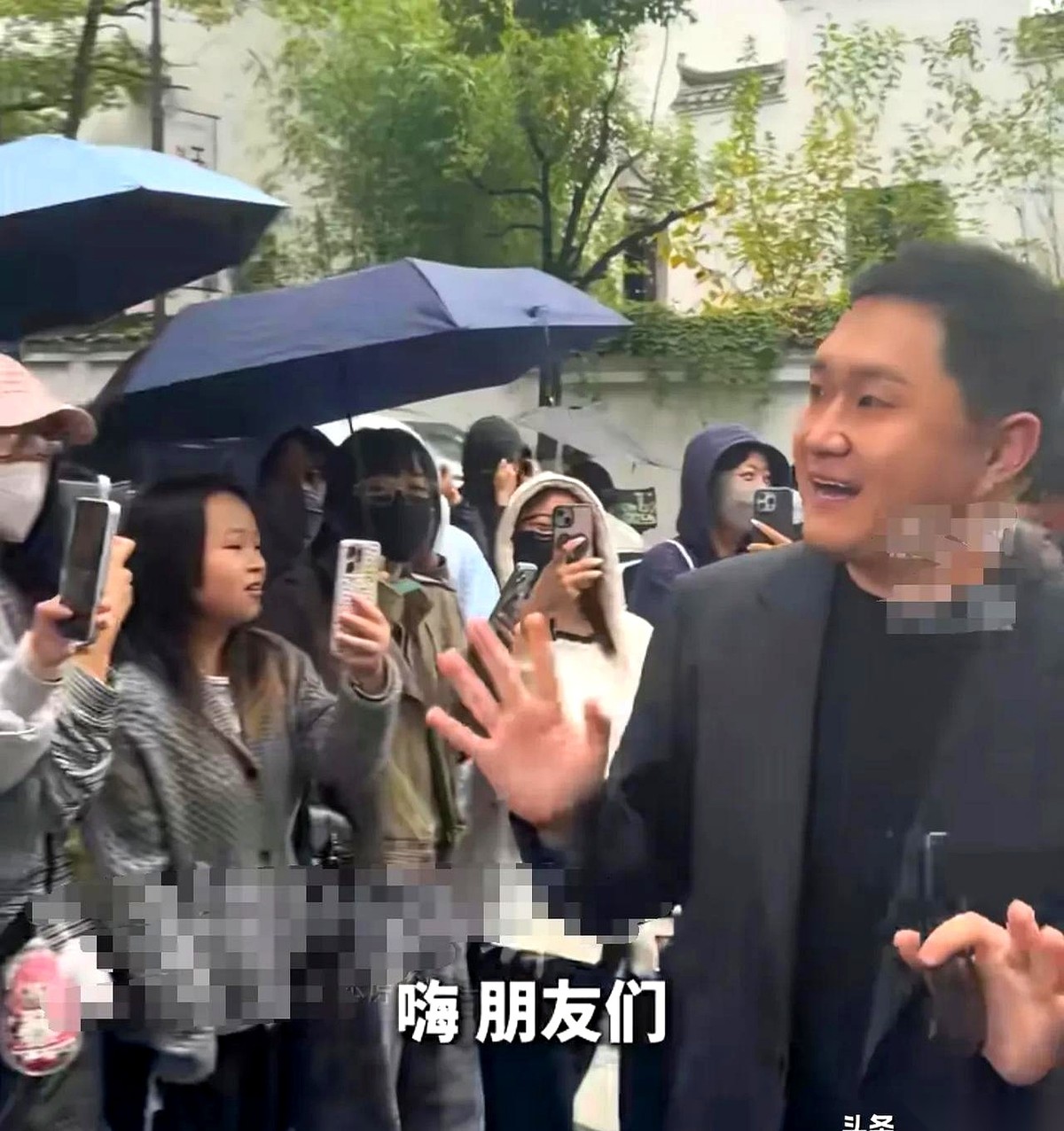 张百乔在横店影视节被保安当场拦在门外要证件。
当时他正笑着跟两边的粉丝挥手打招呼。
直到助理小跑着把工作证递过去，保安才肯放行。
现场那段视频传开之后，有意思的是，评论区几乎没人替他说话，全在给保安点赞。
很多人其实特别理解那个当下张百乔脸上的僵硬。原本是前呼后拥、春风得意的走红毯节奏，手刚抬起来，