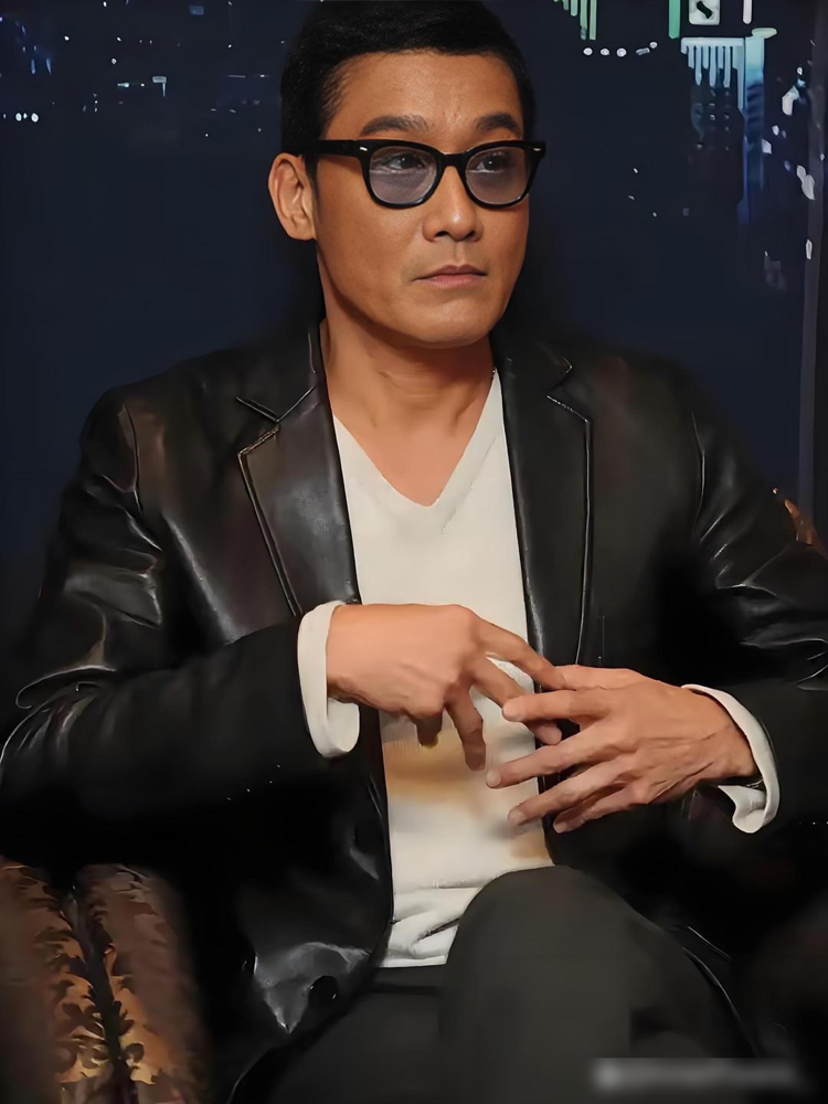 梁家辉这段老采访又翻出来了，话是真敢说。他说香港街头没人围观明星，老师医生科研人员才是市民最敬重的人。明星跟老百姓生活毫无关联，何必追捧。周润发坐地铁爬山，刘青云自己去菜市场买菜，没见谁扑上去。反观有些明星出个门，保安开路清场拉警戒线，排场比谁都大。影帝自己把这事点破了，不是装清高，是活得明白。追捧