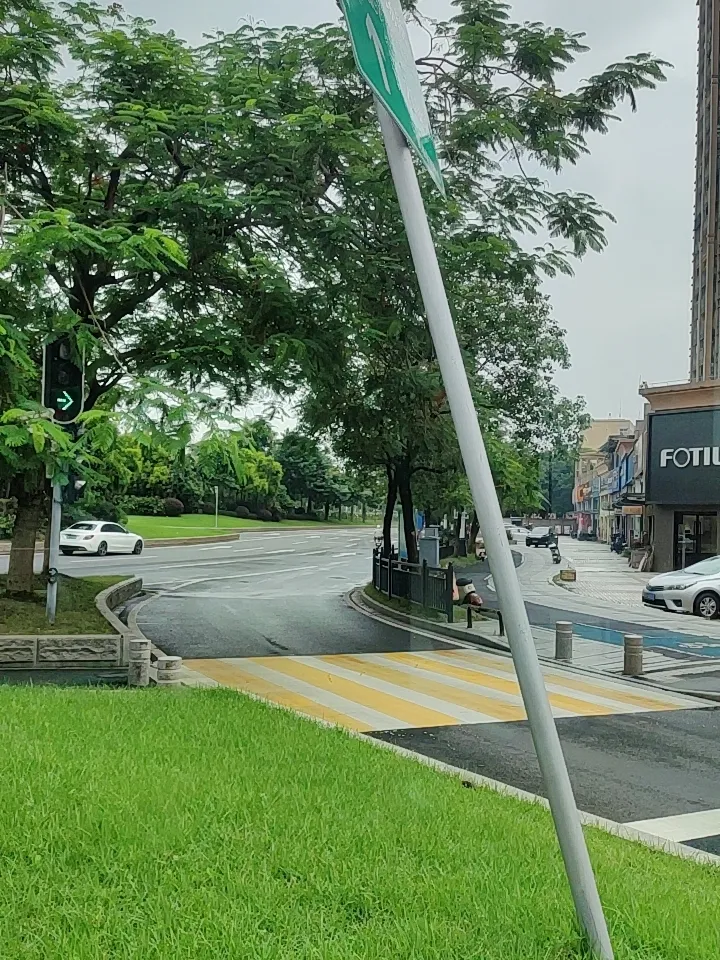 今天出门溜达，发现路边一个指示牌歪了，那倾斜的角度，老远就能瞅见，特别显眼。这指