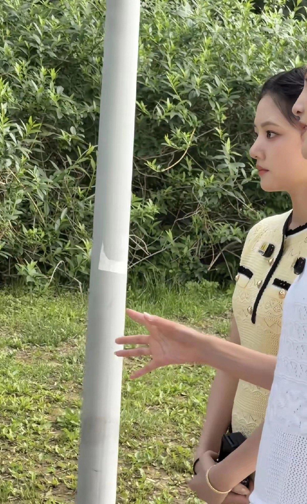 26岁任敏穿奶黄小香风逛奥森公园，路人原相机怼脸拍，腰细腿长比精修还能打，网友直呼：这哪是偶遇，是仙女下凡吧 ​