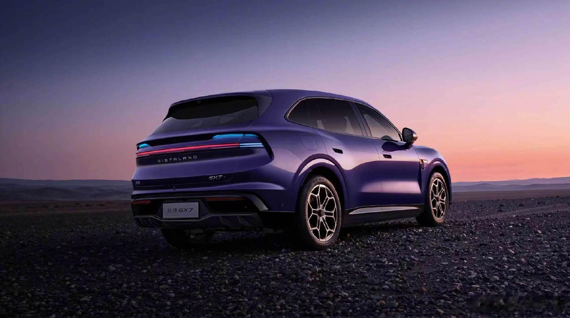 #启境GX7把卧室搬进车里#
现在的家用SUV，比拼的不再只是轴距和马力，而是能不能真正融入日常。启境GX7上市，直接打出移动卧室这张牌。

20秒一键放平变身大床，午休不用蜷缩在工位；带娃出行有鸿蒙AI陪玩；露营时2.56米大床、户外巨幕、冷暖冰箱配齐，一套家庭露营方案直接上车。

硬件同样没有缩水，4激光雷达+L3级智驾架构，做到入门版本就给到满配。全系宁德时代电池，1500公里续航，北京到上海可以一口气跑完，告别频繁充电。

很多大五座SUV只做到空间大，却忽略场景使用。启境GX7把休息、遛娃、露营这些高频需求落地。场景化体验拉满，再配上硬核三电与智驾底子，这台阔五座SUV，有机会成为赛道新竞争者。