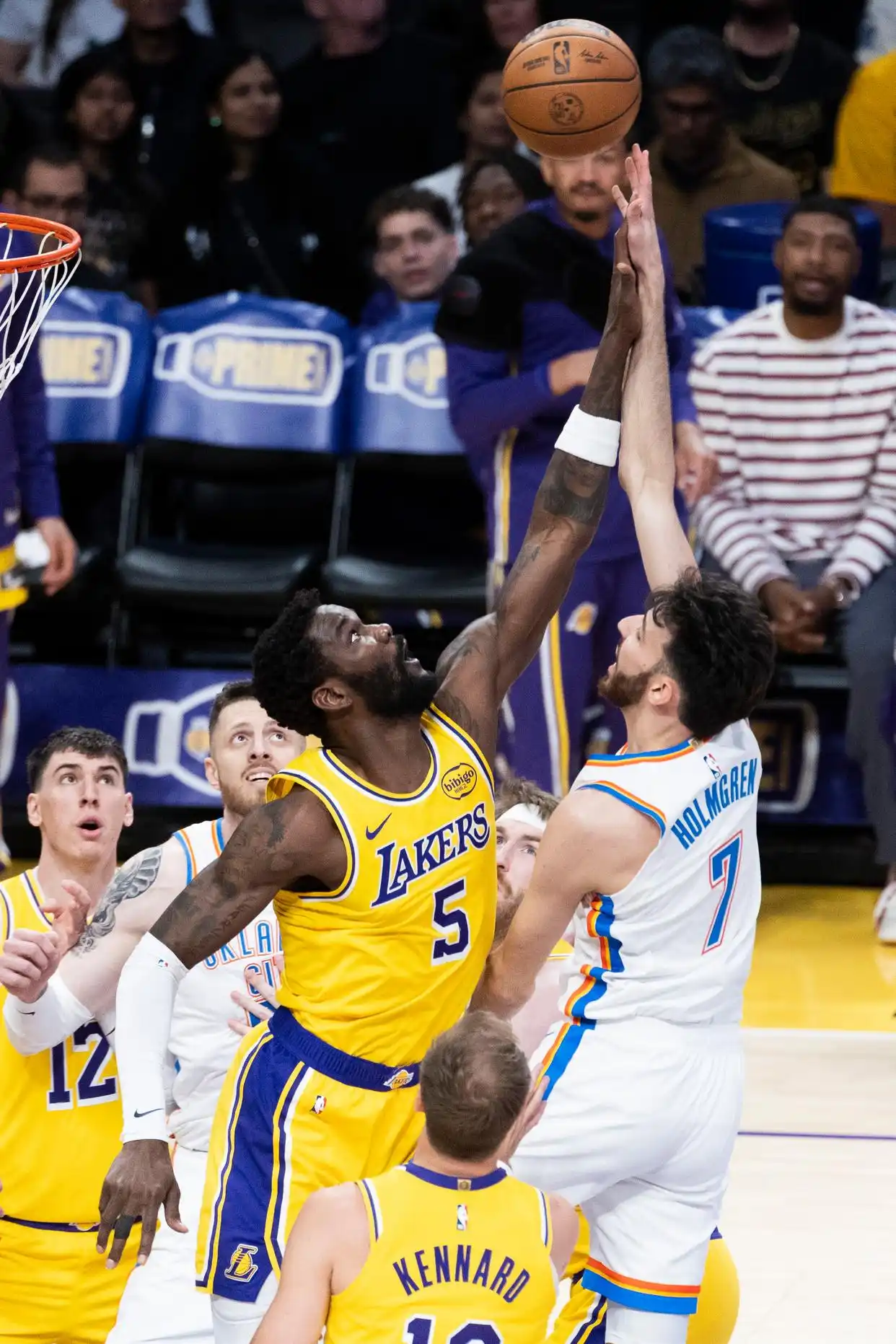 湖人喜从天降啊。只要掘金队在主场输球，同时湖人队拿下太阳队，湖人就能直...