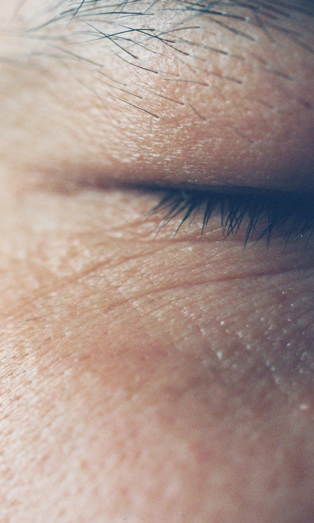 我的画册《短暂而永恒的凝视》加印了，这次有签名版哦~ ​