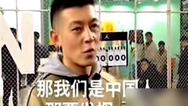 陈冠希在吉隆坡被粉丝拦住要合影，板着脸说“不行”，三秒后自己先笑了，“逗你的”。然后搂着人家肩膀拍完照，手里还夹着半根烟。
当年那扇门关上后，所有人都觉得他完了。他没解释，跑去做了个潮牌，现在估值20亿美金。
7月有人在东京拍到他牵着9岁女儿过马路，小姑娘个头已经到他肩膀，腿长得随她妈秦舒培。