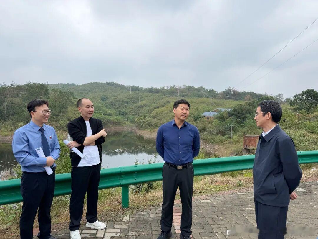 #鄂检新闻#【沮漳河保护条例落实得怎么样，人大调研组实地走了一圈】荆门市人大常委会副主任罗少华带队，对检察公益诉讼保障《荆门市沮漳河流域保护条例》贯彻实施情况开展专题调研，荆门市人民检察院党组书记、检察长王宏参加。调研组先后深入漳河新区、东宝区，实地察看阳光沙滩、高山水库、泉洼村等 ​
