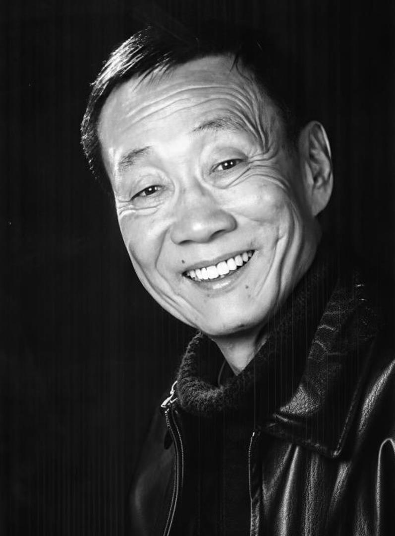 又一位老戏骨去世了！

人民表演艺术家戈治均，于10月26日，因病医治无效去世，享年90岁。

戈治均演过《秋菊打官司》里的李公安，《龙年档案》里的龙福海，《大宋提刑官》和魁等一些列经典的角色，陪伴了一代人的成长。

戈治均一生非常低调，从不张扬，不炒作，不参加综艺，只靠踏踏实实的演技征服观众。