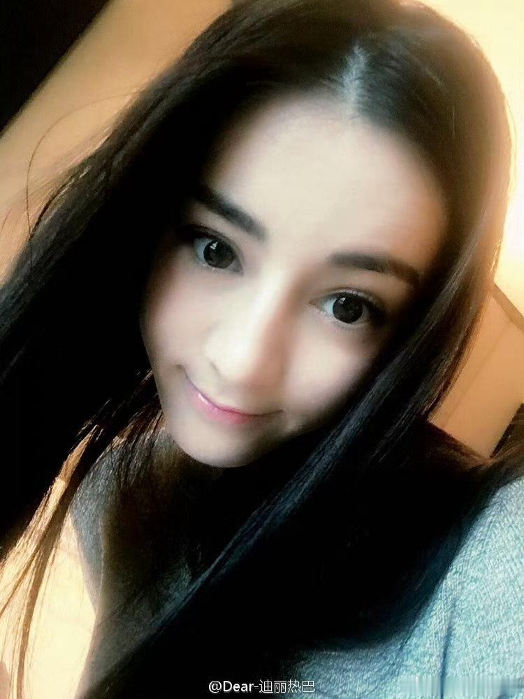 #迪丽热巴[超话]##巴黎偶遇迪丽热巴拿着玩偶出街##巴黎偶遇迪丽热巴了# ​