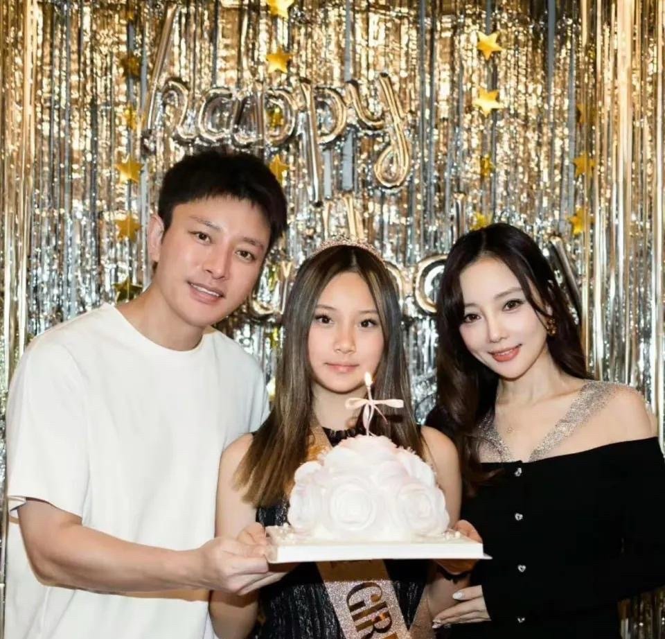 甜馨14岁生日全家福引热议：贾乃亮李小璐合体庆生，体面育儿成焦点！ ​