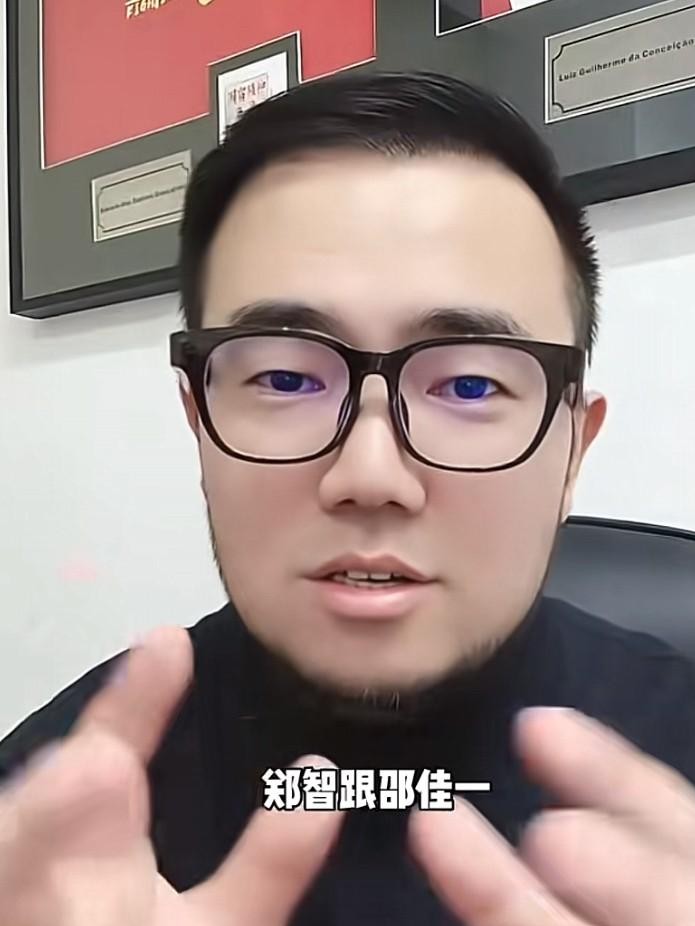 韦世豪这种一点就着的刺头脾气，放在现在的中国足坛，到底谁敢在更衣室里拍桌子指着鼻子骂他？
媒体人潘伟力直接把话挑明了：邵佳一真不行，换成郑智或者里皮、卡纳瓦罗才可以。
这话听着扎心，但很现实。
现在的韦世豪早就不是当年那个愣头青了。在黄盛豪、布尼亚明、赵松源这帮年轻队员眼里，人家是名副其实的“
