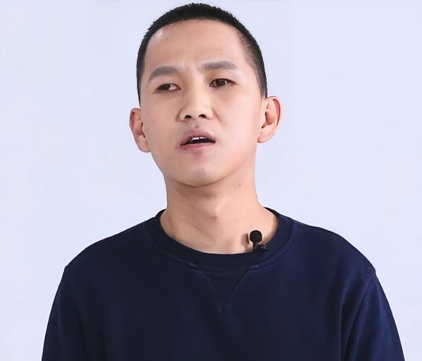 这个中秋，蔡磊和段睿迎来了确诊渐冻症后的第七个团圆。当年医生说他只剩 3 到 5 年，如今他全身仅眼睛能动，靠眼控仪推进新药研发到深夜；妻子段睿辞掉会计师工作，直播带货筹科研资金至凌晨。

十公里分居，却隔不断并肩作战的心意。没有围坐赏月，他用眼控仪买海鲜记挂家人，她在直播间为破冰驿站选品。他们说，