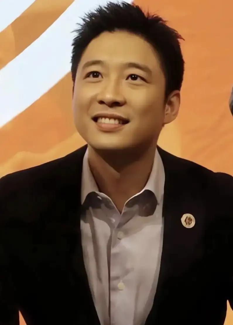 终于知道，霍启山为什么这么怕郭晶晶了。不是因为她是自己的大嫂，也不是因为她奥运冠军的光环，而是因为他对郭晶晶是打心底的敬重与佩服。
 
家庭聚餐时，霍启山来得稍晚了些。他进门，看见郭晶晶正弯腰给孩子们摆餐具，动作利落。他叫了声“大嫂”，郭晶晶直起身，对他点点头，“来了？坐。”她脸上没什么特别表情，只