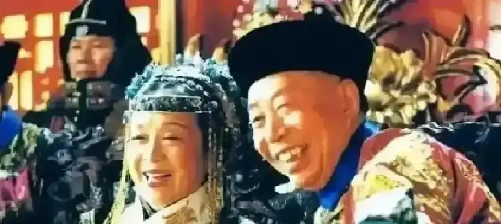 1908年，慈禧回光返照，死死盯着伺候了她38年的李莲英，动了殉葬的念头，李莲英看破不说破，没有哭天抢地，他慢悠悠说了几句大实话，不仅保住了项上人头，还顺理成章拿捏了死后的体面。

 
李莲英站在榻前，手里还端着慈禧半夜要漱口的温水。他看见慈禧的眼神从自己脸上滑到枕边那串朝珠上，心里就明白了。宫里老