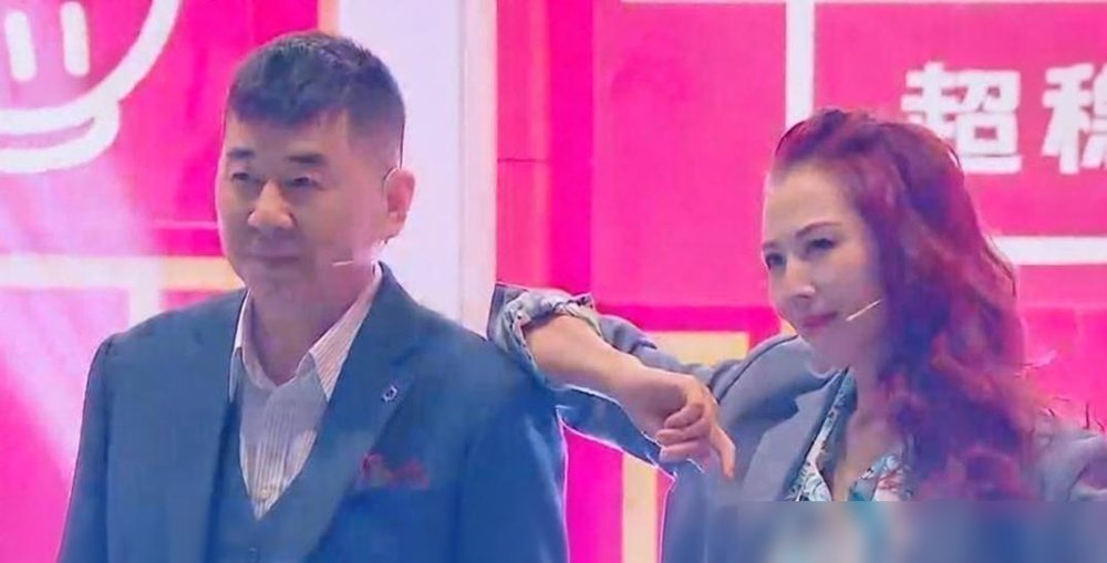 陈建斌拍完那场废后大戏，人都懵了，扭头问导演：这算演完了吗？
蔡少芬全程粤语痛哭，撕心裂肺，陈建斌一个字听不懂。他不敢喊停，导演郑晓龙也不敢喊停。俩人硬是盯着对方口型，撑到情绪耗尽。
最后没办法，问场记：台词念到哪了？场记说念完了，导演才敢喊卡。
郑晓龙是故意放行的。他怕蔡少芬用普通话憋着情绪