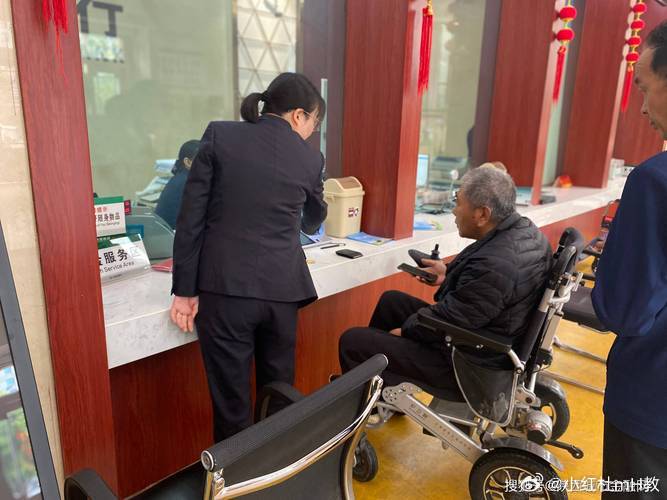 今天去银行办点事，排队的时候跟旁边一个大爷聊天。大爷是临汾人，来太原看孙子。他说临汾这些年变化也大，汾河也修了公园，环境好多了。聊起山西各地的风土人情，大爷如数家珍。从霍州年馍聊到运城苹果，从平遥牛肉聊到阳泉煤。山西人就是这样，不管走到哪儿，都忘不了家乡的好。排了一个小时的队，倒 ​