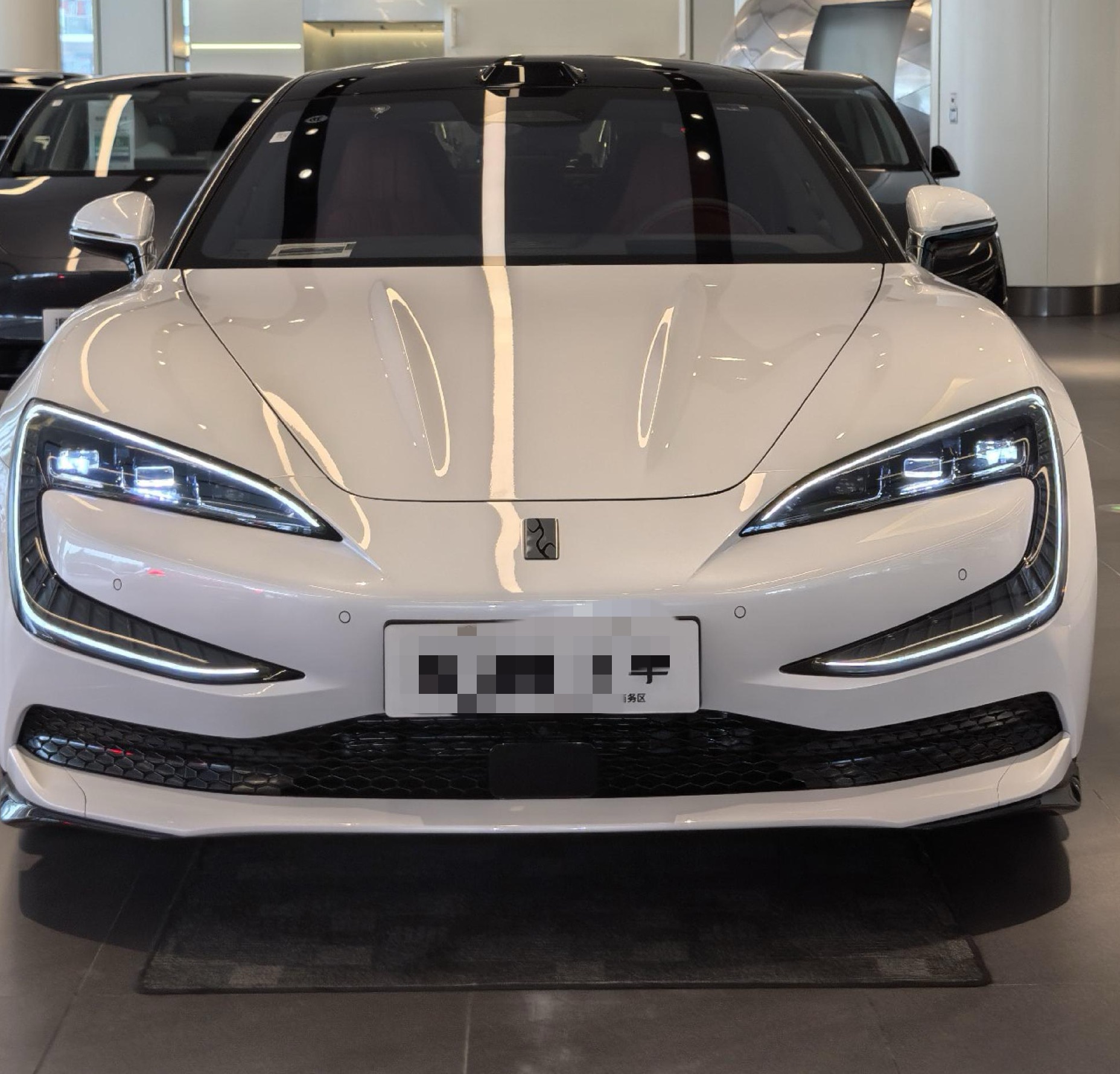 试驾仰望 U7 EV：五米二的大车开起来灵不灵？底盘滤震表现如何
大尺寸纯电轿车开起来是什么感受？这次在 4S 店预约了试驾路线，重点体验仰望 U7 EV 的驾驶操控、底盘舒适性和动力表现。
试驾路线包含城市拥堵路段、快速路和一段略有起伏的路面，能够覆盖日常用车的常见场景。
车长超过五米二，但开起来
