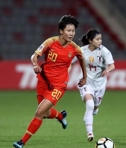 中国U17女足在上海明日之星冠军杯女子组小组赛打出让人意外的成绩，接连迎战皇马，拜仁，曼城三支欧洲豪门青年梯队，三场比赛全部零封对手，一共收获14粒进球，稳稳拿到小组第一晋级。
 
很多人在赛前，其实并不看好这支年轻队伍。欧洲俱乐部青训体系一直被外界认为基础雄厚，同年龄段的海外女足球员身体对抗，比赛