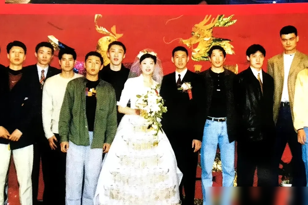 25年前李楠结婚，姚明还是个瘦高个，胡卫东眼里全是杀气，郭士强头发还茂密得很。这张老照片一翻出来，直接把人拽回那个穿条纹衬衫都算时髦的年代。
再看看现在，李楠10月18日刚解禁复出，带着北京首钢打主帅首秀，19日客场98比97绝杀吉林，靠一个球把命续上。郭士强坐上了国家队主教练的位置，头发没了，眉