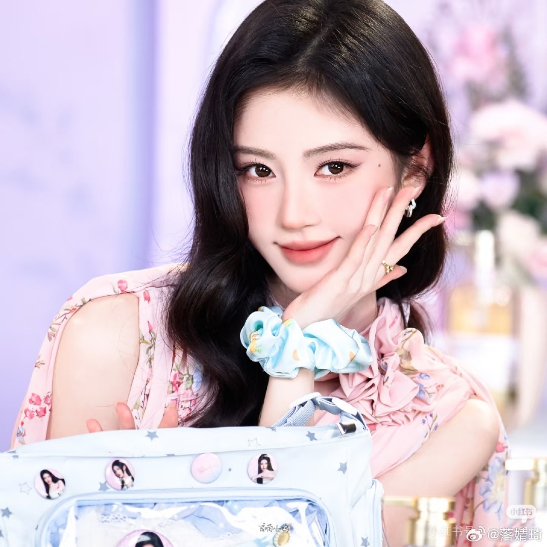 #鞠婧祎[超话]#  
jjy#鞠婧祎敖瑞鹏万花世界路透# jjy#鞠婧祎还有两部待播剧# jjy#鞠婧祎阿黛# 

“夏日炎炎，甜甜你”
​