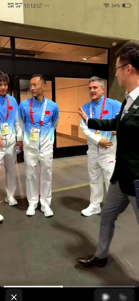 安东尼奥这老头，赛后把央视专访给了吴曦和门将李昊，唯独没让进球功臣露脸。
胡荷韬、张玉宁这批人，拼到抽筋站不起来，最后连个镜头都没捞着。张玉宁半决赛说昂首挺胸离开，铜牌赛腿抽筋没法站着采访，晚上还被对手工作人员掐脖子，闹到跟围观群众解释。胡荷韬更直白，说想站着离开，明摆着心里憋着股劲。
结果教练