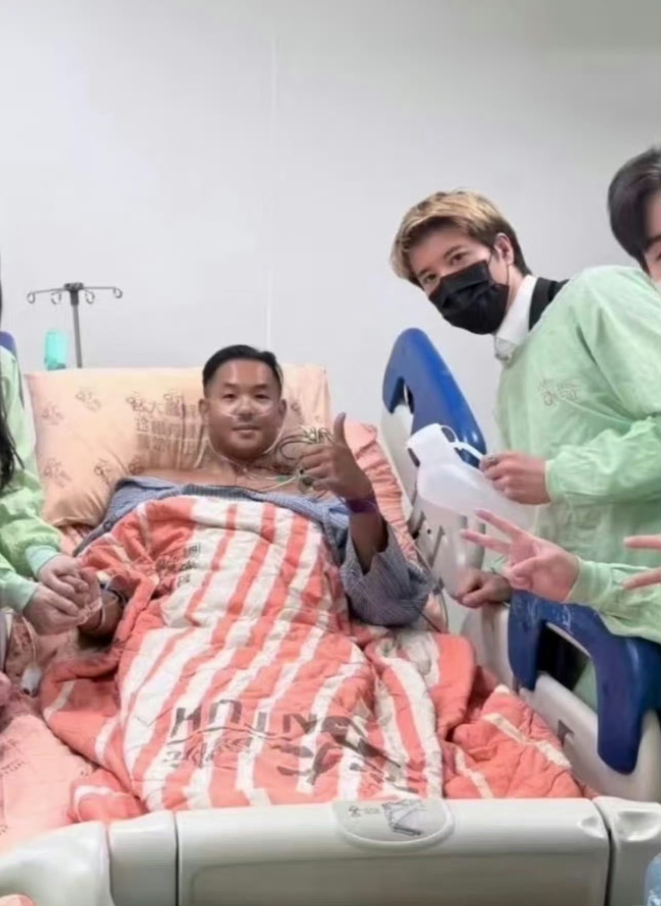 娱乐圈这张病房照片，越细品越耐人寻味！

王力宏病房帮陈建州拿尿壶的画面一出，瞬间引爆全网。

不少网友感慨，这才是患难见真情，昔日天王放下身段，在病床前照料好友，二十多年的交情不是说说而已。可反对的声音同样很多，病房本就是很私密的地方，术后这种生活化的敏感场景，直接曝光在网络上，真的合适吗？

有