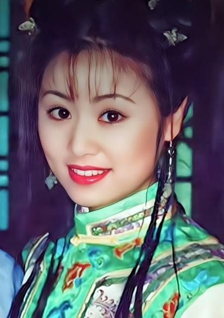 当年拍《还珠格格》的时候，林心如差点被剧组直接卷铺盖换掉，这事真不是娱乐圈的捕风捉影。
那会儿剧组拍一场普通的哭戏，全场几十号人陪着她硬熬到大半夜，眼药水滴干了眼泪就是掉不下来。
琼瑶当时在监视器后面眉头拧成疙瘩，连换角的人选都在私下物色了。毕竟在她心里，最合心意的紫薇本来是陈德容，那是演《梅花