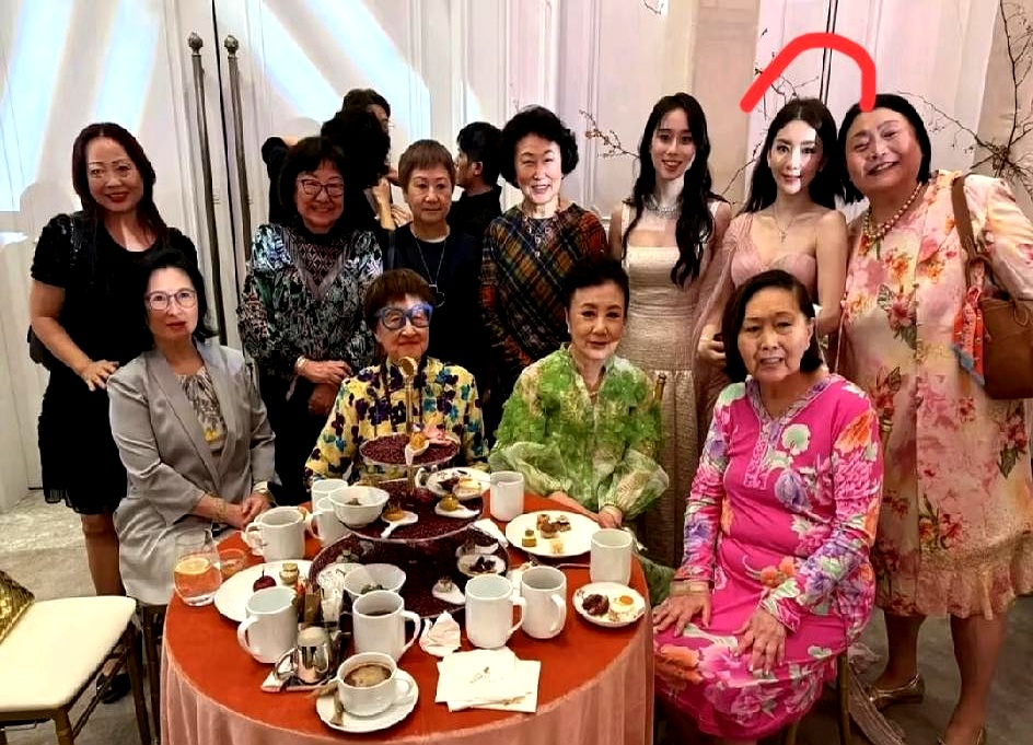 郭富城现在逢人就喊“我太太我女儿”，嘴角根本压不住，出席活动也大大方方把老婆带在身边
 

要说方媛是真懂事，去澳门参加奚梦瑶的答谢宴，硬是没拿爱马仕包包出来招摇，一点不喧宾夺主
 

在圈子里混，这种体面太难得。
 

不闹事、不出格，安分守己还连着生了三个娃，换谁不省心
 

男人到了这个岁数，