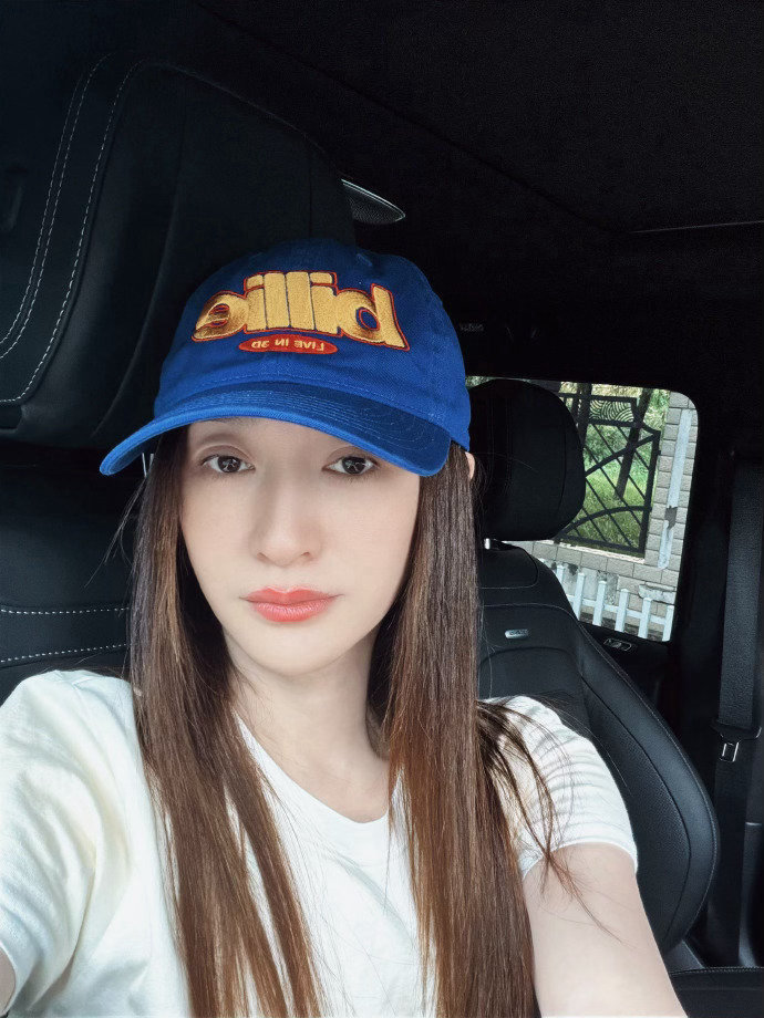 #谁在七夕送了李小冉一辆车#落地近300万的改装奔驰大G，素颜坐在驾驶座笑容明媚，状态好到发光 ​