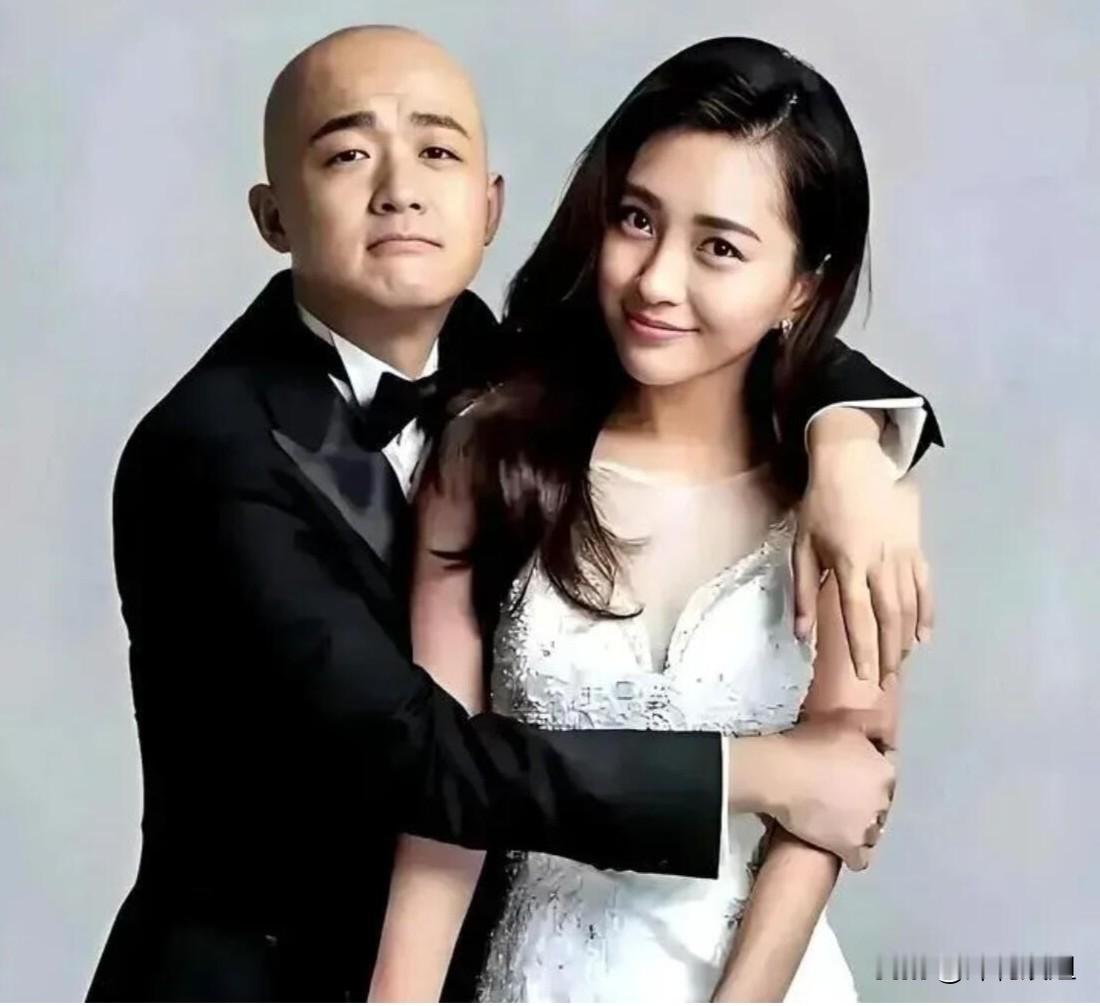 反噬来了！包贝尔被自己执导的新剧直接除名
 
绯闻风波发酵之后，包贝尔执导的剧集上线，所有官方物料里，他的导演署名被全部替换，直接从作品里抹除痕迹。
 
当初狗仔拍到他深夜和红发女子酒店独处整夜，事件冲上热搜，可包贝尔和工作室全程沉默，没有任何回应。
 
资方为规避风险紧急切割，辛苦筹备的导演心血付