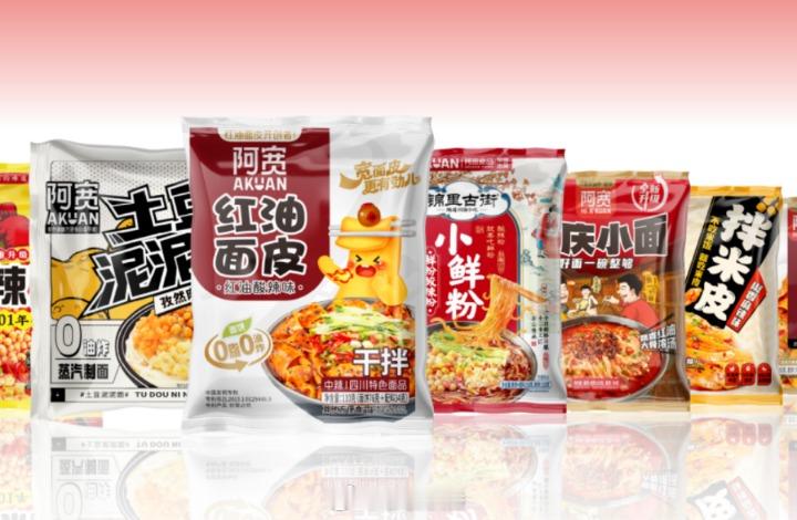 【#麻六记曾一年给阿宽食品创收2亿元#】#阿宽食品为多家网红品牌代工#红油面皮10月21日，曾经因为“红油面皮”爆火的阿宽食品，在新三板挂牌720天后正式停牌。前一天晚上，阿宽食品已经披露了停牌提示。截至停牌前，阿宽食品的股价是7.48元，总市值6.25亿元。#麻六记位列阿宽食品第一大欠款方#

阿宽食 ​